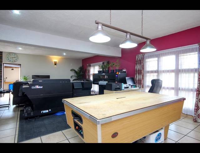 3 BEDROOM TOWNHOUSE FOR SALE IN THATCHFIELD